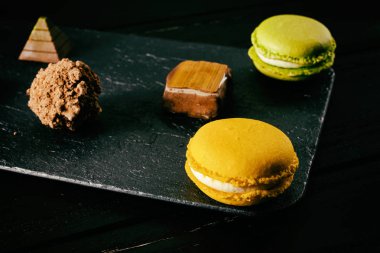 Çikolatalı tatlılar ve badem kurabiyeleri