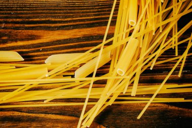 Ahşap bir masa üzerinde makarna