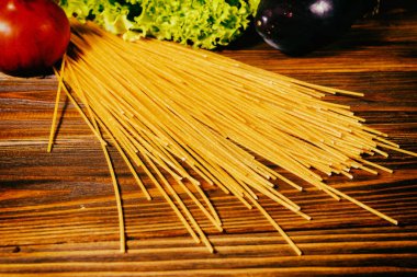 Spagetti ve sebze ahşap arka plan üzerinde