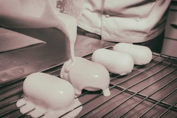 Preparación de brownies con glaseado amarillo —  Fotos de Stock