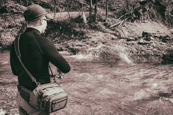 Pesca alla trota in un fiume di montagna — Foto Stock