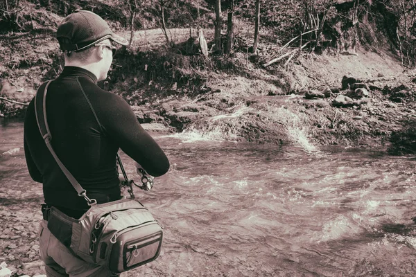 Pesca de truchas en un río de montaña — Foto de Stock