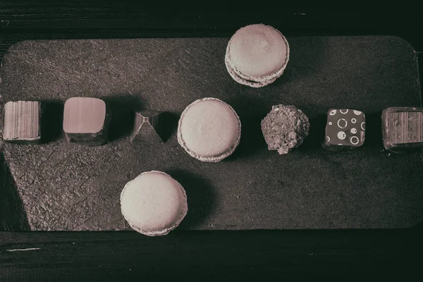 Dulciuri de ciocolată și macaroane — Fotografie, imagine de stoc