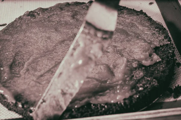 Подготовка торта, распространение джема на торты — стоковое фото