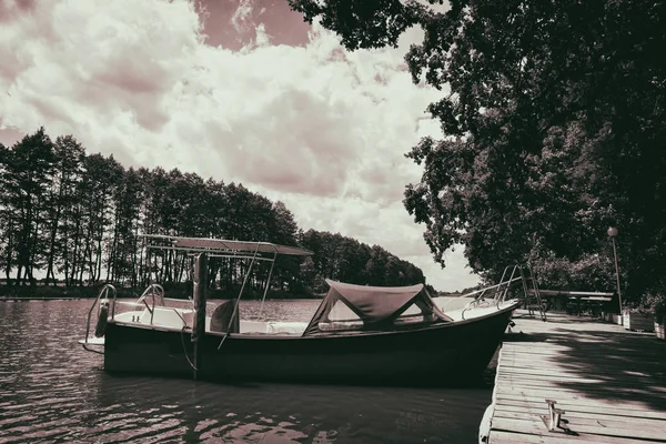 Nehirdeki tekne. — Stok fotoğraf