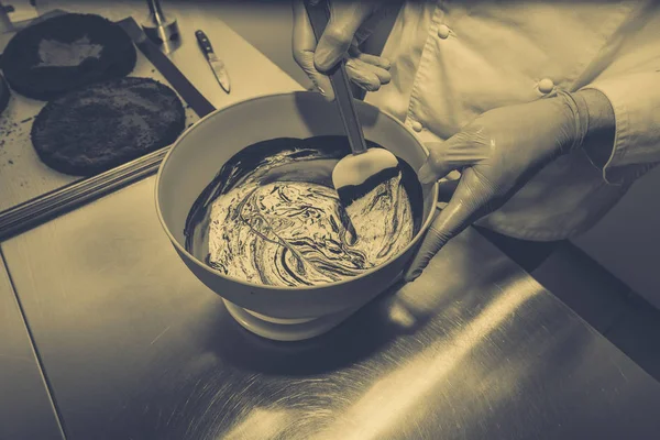 Çikolata ve krema karıştırma. Kremalı pasta — Stok fotoğraf