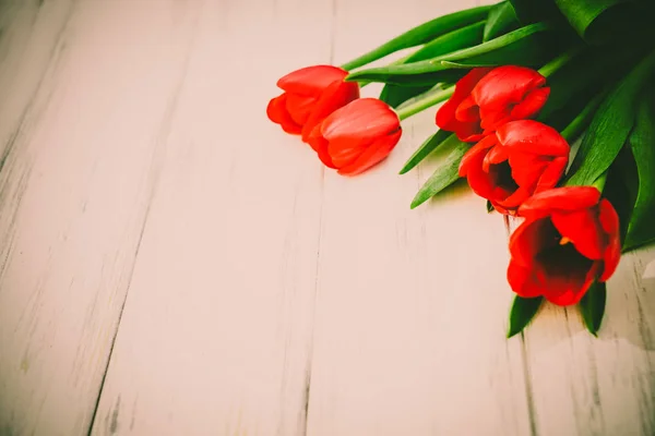 Fundo de tulipas em uma madeira — Fotografia de Stock