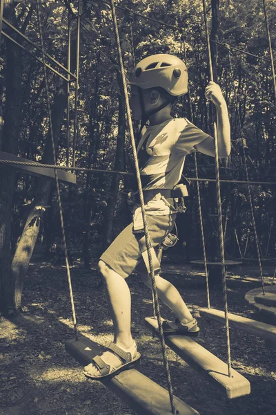 活跃的儿童娱乐活动。攀登绳索公园 — 图库照片