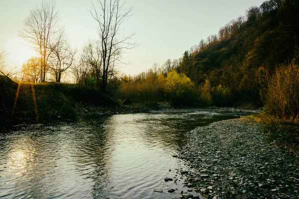 Vynikající povaha hor, horská řeka, krajina — Stock fotografie