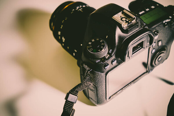 камера на белом фоне