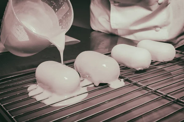 Preparación de brownies con glaseado amarillo —  Fotos de Stock