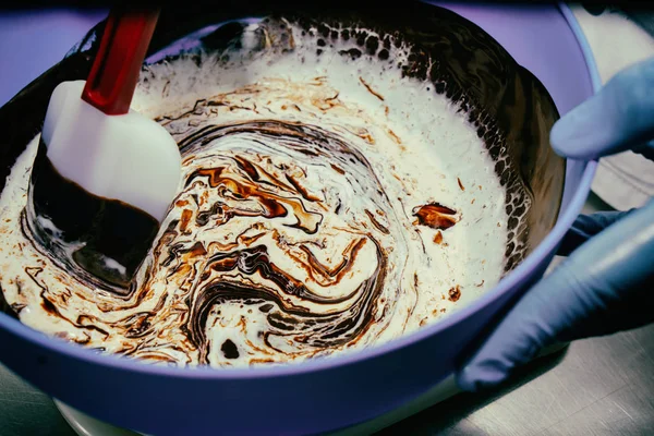 Çikolata ve krema karıştırma. Kremalı pasta — Stok fotoğraf