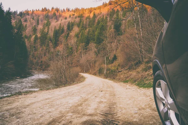 Cesta k horám. Krásná horská krajina — Stock fotografie