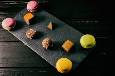 Çikolatalı tatlılar ve badem kurabiyeleri