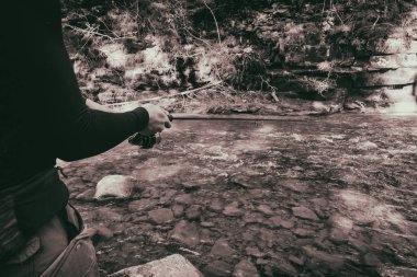 Balıkçı ormandaki bir güzel dağ Nehri üzerinde