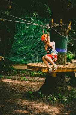 Çocuk bir kolye park tırmanıyor