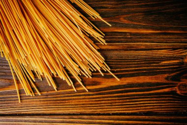 Ahşap arka planda farklı türde makarna.