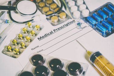 İlaç ve ilaç beyaz bir arka plan üzerinde
