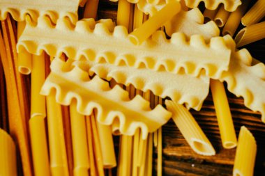 Ahşap bir masa üzerinde makarna