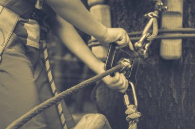 Çocuk bir halat Parkı tırmanıyor