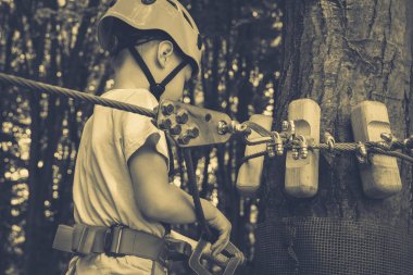 Çocuk bir kolye park tırmanıyor