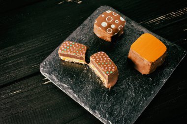 Çikolatalı tatlılar ve badem kurabiyeleri