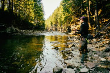 Balıkçı ormandaki bir güzel dağ Nehri üzerinde