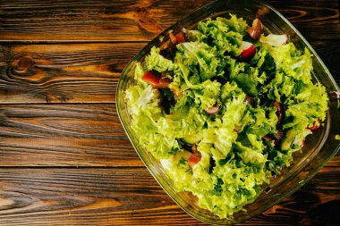 Ahşap bir zemin üzerine yeşil sebze salatası
