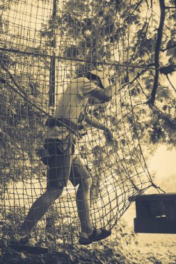 Çocuk bir kolye park tırmanıyor