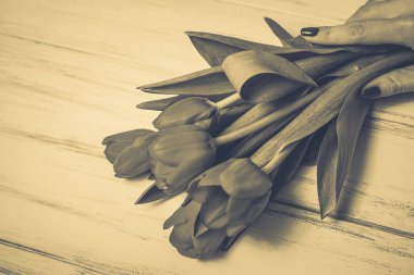 Ahşap beyaz zemin üzerine güzel çiçekler