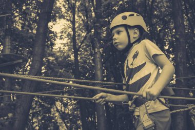 Aktif çocuk eğlence. İp park tırmanma