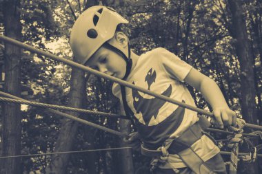 Aktif çocuk eğlence. İp park tırmanma