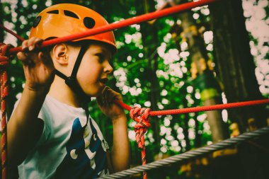 Halat Parkı çocuk tırmanıyor