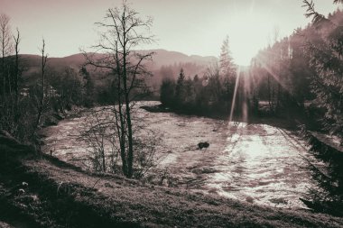 Güzel dağ nehir, muhteşem manzara