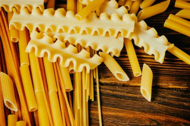 Ahşap bir masa üzerinde makarna