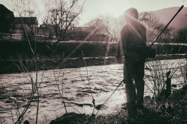 Nehirde balık tutmak