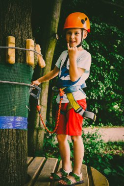 Çocuk bir kolye park tırmanıyor