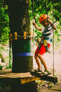 Çocuk bir kolye park tırmanıyor