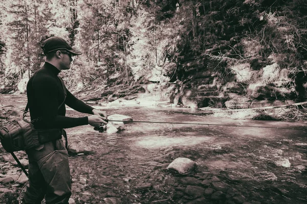 Rybář na krásné horské řeky v lese — Stock fotografie