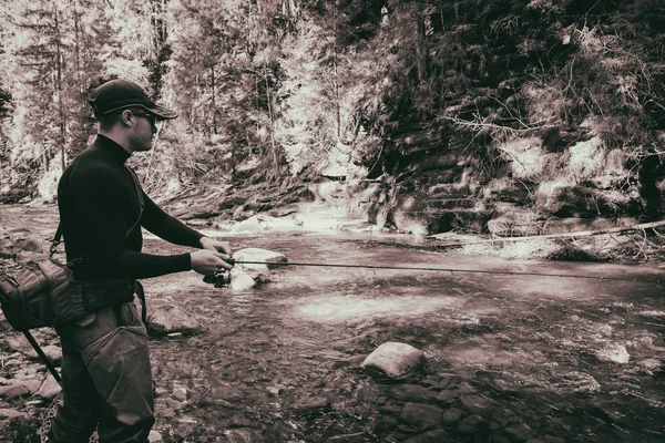 Pêcheur sur une belle rivière de montagne dans la forêt — Photo