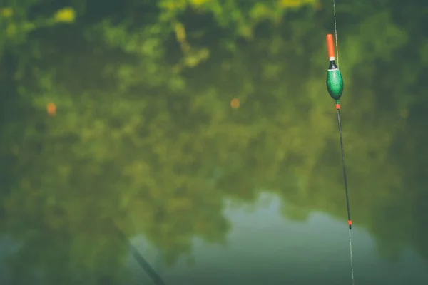 Pesca su una canna da pesca galleggiante — Foto Stock