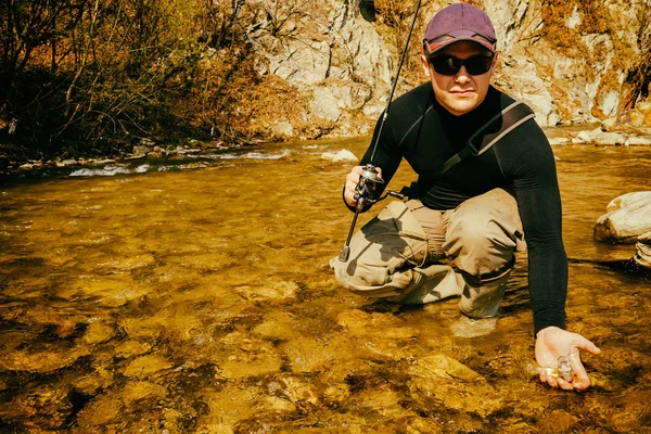 Pesca alla trota in un fiume di montagna — Foto Stock