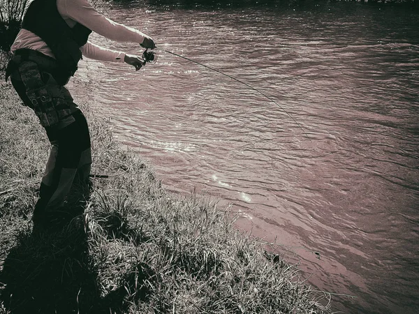 Aktives Spinnangeln auf dem Fluss — Stockfoto