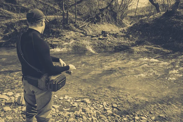 Pesca de truchas en un río de montaña —  Fotos de Stock