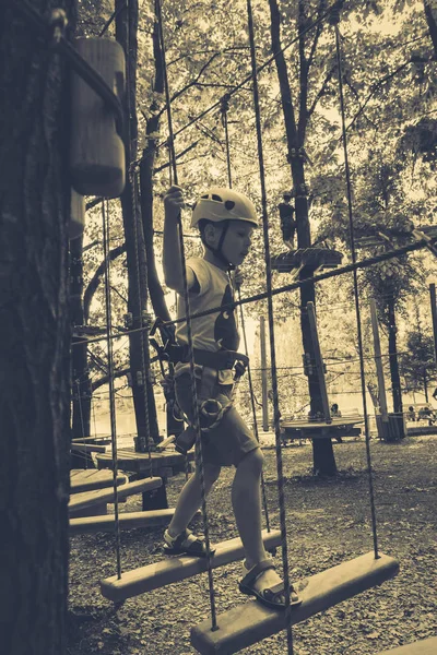 活跃的儿童娱乐活动。攀登绳索公园 — 图库照片
