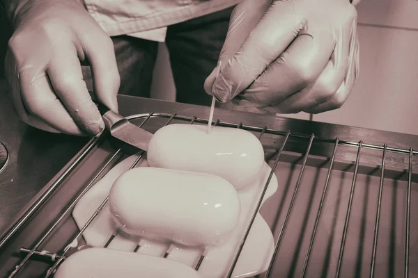 Kek sarı buzlanma ile hazırlanması — Stok fotoğraf