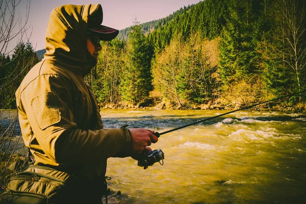 Pesca alla trota nel fiume di montagna — Foto Stock