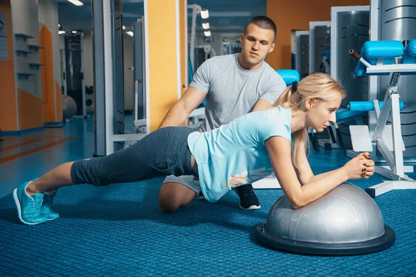 Personal training in the gym — Stock Photo, Image