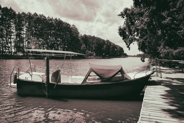 Boot auf dem Fluss — Stockfoto