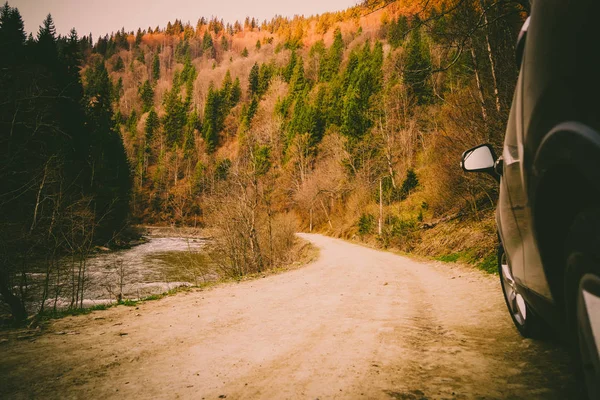 Cesta k horám. Krásná horská krajina — Stock fotografie